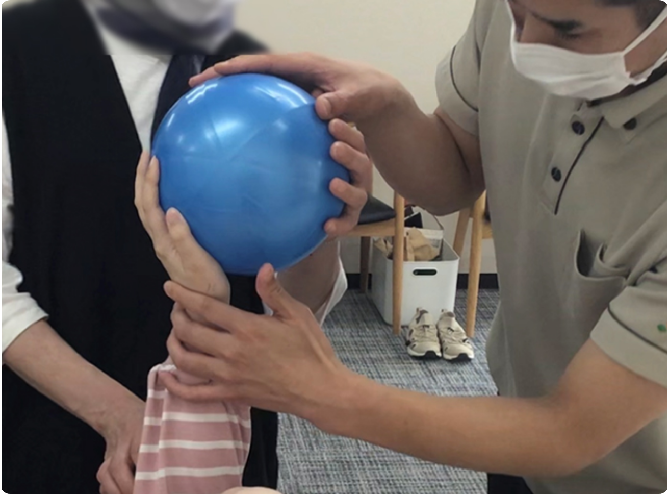 ボールを使ったリハビリの様子
